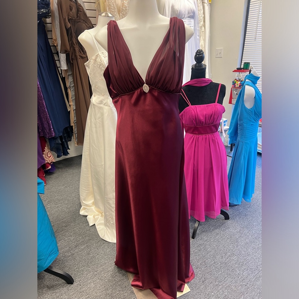 Beautiful Gown - Picture 6 of 9